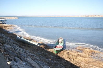 Beyşehir Gölü'nün Kıyı Kesimi Kısmen Buz Tuttu
