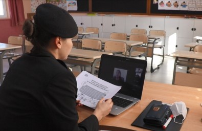 Jandarma EBA Üzerinden Öğrencilere 'Korona Virüs Sürecinde Güvenli İnternet Kullanımı' Eğitimi Verdi