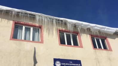 Karlıova'da Kar Yerini Soğuk Havaya Bıraktı, Eksi 21'İ Gördü
