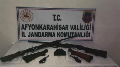 Köylüler Silah Satan İki Kişi Jandarma Tarafından Yakalandı