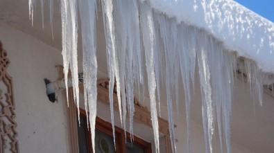 Muş'ta Çatılarda Oluşan Metrelerce Buz Sarkıtları Tehlike Saçıyor