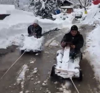 Rize'de Tahta Arabalarını İple Kamyonete Bağlayan 2 Kafadar Kar Keyfini Böyle Yaşadı