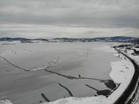 870 Hektarlık Göl Buz Tuttu Haberi