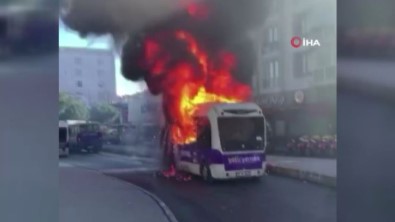 Bağcılar'da Park Halindeki Yolcu Minibüsü Alev Topuna Döndü