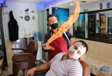 Bu Berber Kulak Pasını Böyle Alıyor