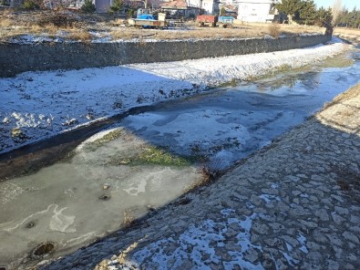Hava Sıcaklığı Düşünce Şuhut'ta Gali Çayı Dondu