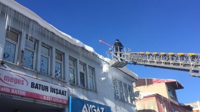 Karlıova'da Buz Sarkıtları, İtfaiye Ekibi Tarafından Temizleniyor