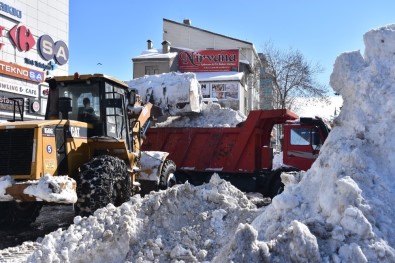 Tatvan'da Şehir Merkezine Bir Haftada 2 Metre 28 Santim Kar Yağdı
