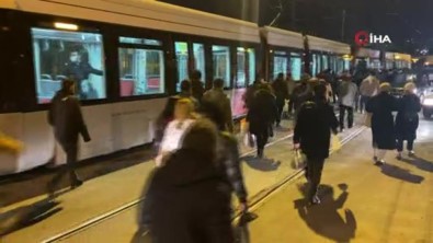 Tramvay Trafikte İlerleyemedi, Vatandaşlar Raylardan Yürüdü