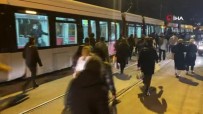 Tramvay Trafikte İlerleyemedi, Vatandaşlar Raylardan Yürüdü Haberi