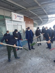 Ağrı'da Eksi 32 Derecede Kazma Ve Küreklerle Kar Temizleme Çalışması Yaptılar