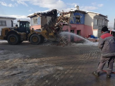 İnegöl'de Tehlike Saçan Metruk Binalar Yıkılıyor