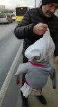 (ÖZEL)- 'Kardeşler Aç Abi' Pankartıyla Dilenen Kadının Kucağından Bez Bebek Çıktı Haberi