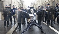 Paris'te Sol Sendikalar Şirketlerin İşçi Çıkarmasını Protesto Etti