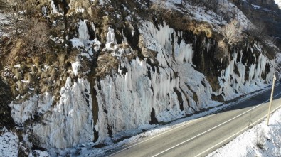 Tunceli'de Ağlayan Kayalar, Buz Tuttu