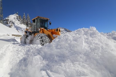 Kar Kalınlığı 2 Metreyi Bulan Macahel Bölgesinin Yolu Açıldı