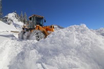 Kar Kalınlığı 2 Metreyi Bulan Macahel Bölgesinin Yolu Açıldı Haberi