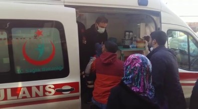Bitlis'te Çatıdan Düşen Kar Kütlesi 4 Kişiyi Yaraladı