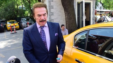 Orhan Gencebay, çukura takılıp düştü