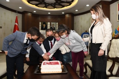 Şehit Torunlarından Vali Akbıyık'a Doğum Günü Sürprizi