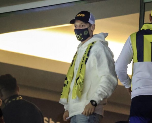 Fener'in golünden sonra Mesut...!!!