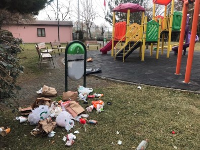 Çocuk Parkını Çöplüğe Dönüştürdüler