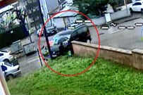 Kaldırımda Yürüyen Vatandaş Ezilmekten Saniyelerle Kurtuldu