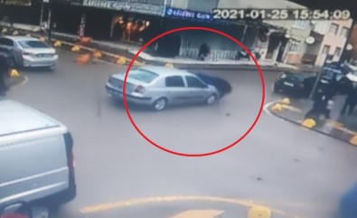 Otomobille Çarpışan Motosiklet Sürücüsü Ölümden Böyle Döndü