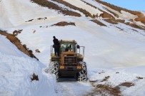 20 Günlük Kar Esaretinin Ardından Köy Yolu Ulaşıma Açıldı Haberi