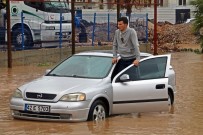 Antalya'da Yollar Göle Döndü, Sürücüler Mahsur Kaldı Haberi