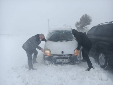 Edirne Valisi, Karda Mahsur Kalan Araçları İtti