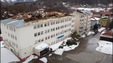Fırtınada Okul Çatısı Uçtu