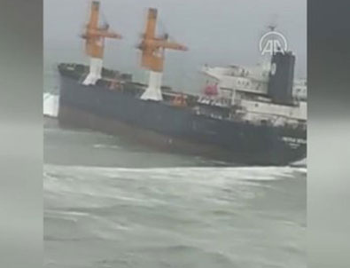 İstanbul'da kargo gemisi karaya oturdu!
