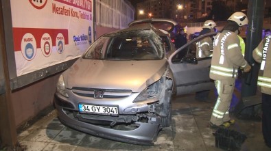 Kontrolden Çıkan Otomobil Reklam Panolarına Çarparak Durdu Açıklaması 2 Yaralı