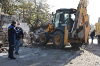 Bir Evden 15 Kamyon Çöp Çıktı