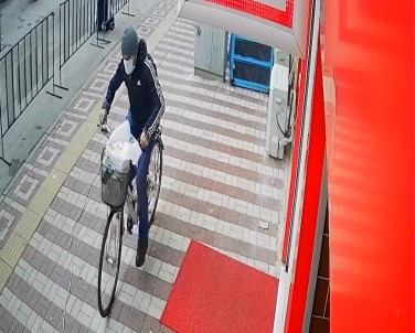 Bursa'da Bisiklet Hırsızlığı Güvenlik Kamerasına Yansıdı