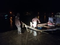 Fırtınada Halatı Kopan Tekneyi Dakikalarca Elleriyle Tuttular Haberi