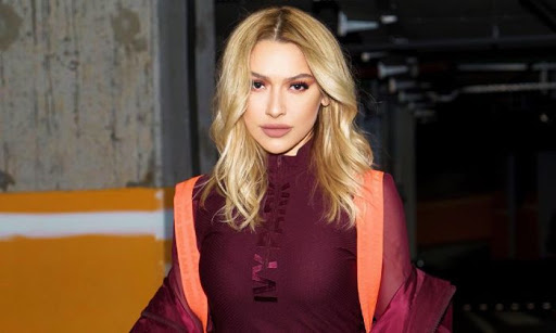 Hadise'den barışma pozu!