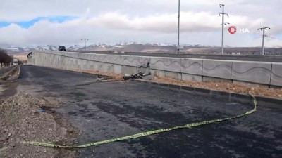 Niğde'de Otomobil İnşaat Halindeki Köprünün Duvarına Çarptı Açıklaması 3 Ölü