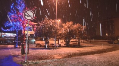 Sarıyer'de Gece Saatlerinde Başlayan Kar Yağışı Etkisini Göstermeye Başladı