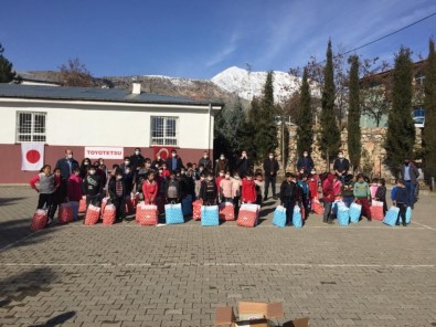 Sincik'te 150 Öğrenciye Çeşitli Hediyeler Verildi