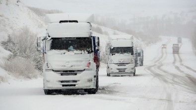 Tokat'ta Yoğun Kar Yağışı Ulaşımda Aksamalara Neden Oldu