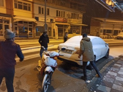 Akşam Saatlerinde Başlayan Kar Yağışı Vatandaşları Sevindirdi
