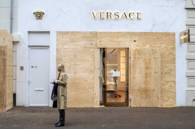 Amsterdam'da Ünlü Mağazalardan Yağmalara Karşı Beton Ve Tahta Plakalı Önlem
