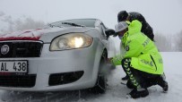 Antalyalı Aile Kar Nedeniyle Yolda Kaldı, Yardımlarına Polis Ekipleri Yetişti Haberi