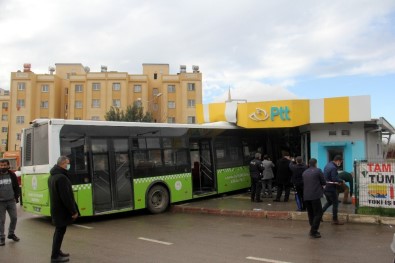 Belediye Otobüsü PTT Şubesine Ok Gibi Saplandı