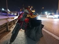 D-100'De Duran Otomobile Çarpan Motosikletli Yaralandı