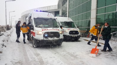 Erzincan'da Karda Kayan Yolcu Otobüsü Devrildi Açıklaması 4 Yaralı