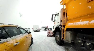 Kar Ve Tipinin Etkili Olduğu Erzincan'da Araçlar Yollarda Mahsur Kaldı