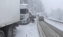 Kar Yağışı Trabzon-Gümüşhane Karayolunda Ulaşımı Olumsuz Etkiliyor Haberi